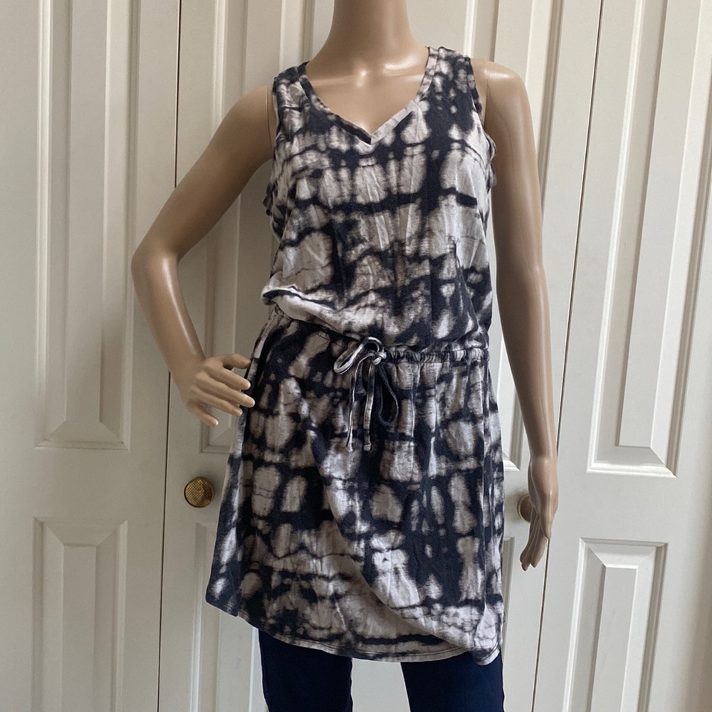 a.n.a A New Approach Womens M Tie Dye Tank Top. Tie Around Waist. Scoop Bottom.